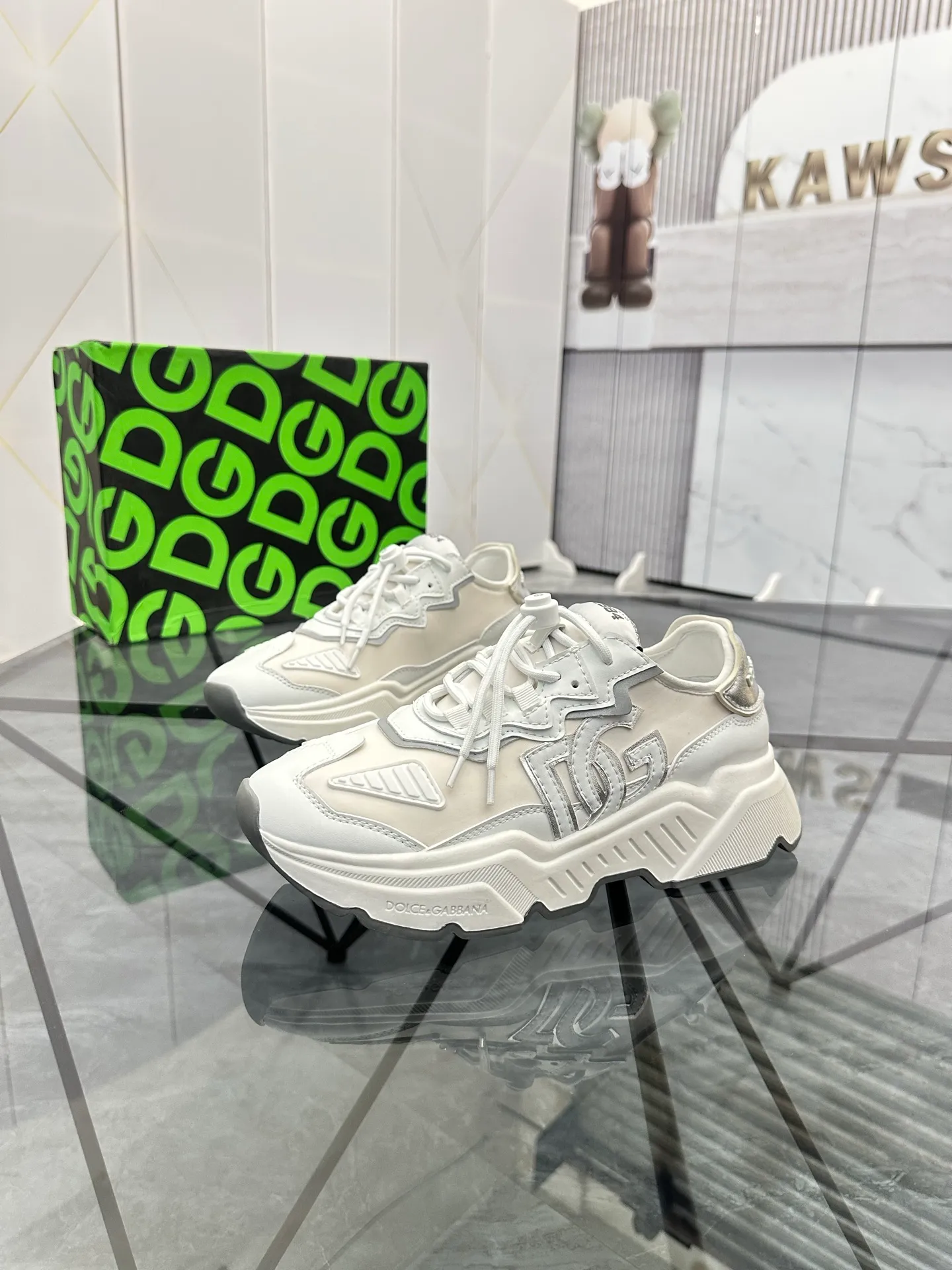 Men's shoes: 💰P480¥ Product trademark: DG "Dolce & Gabbana" low-top casual shoes Regular size: 35-44 (45.46 can be customized) Couple style Product materials: Upper imported cowhide stitching original material, breathable lining, original outsole. Number: 803